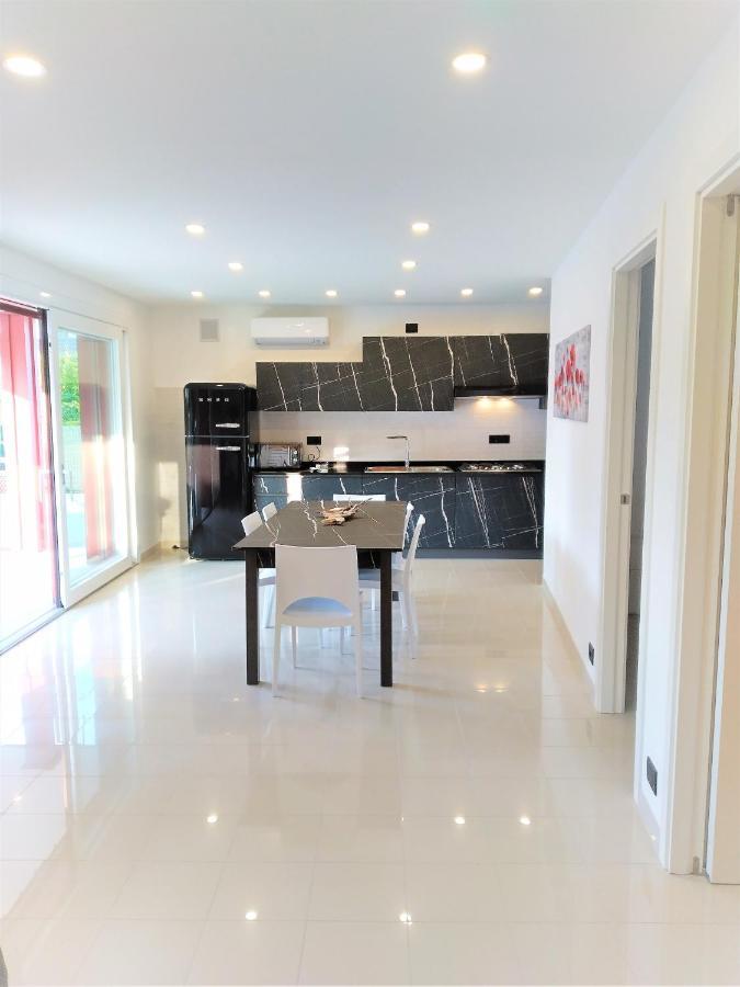 Villa Cisa Con Yacuzzi Lignano Sabbiadoro Extérieur photo